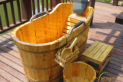 Bồn tắm gỗ tạo điểm nhấn cho dịch vụ spa